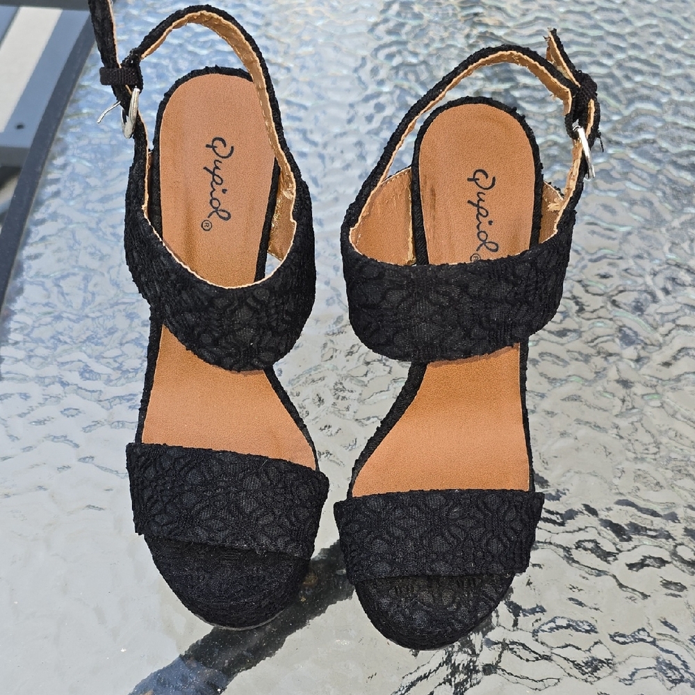 Qupid Black Minimalist Sandals for Everyday Comfort